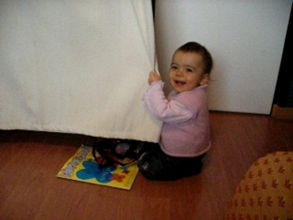 Charlotte joue à Caché-Coucou