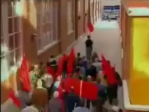 Quest'uomo sta reggendo una bandiera. Ma guardate cosa succede