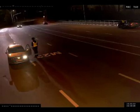 Guardate cosa succede a questo posto di blocco. Incredibile