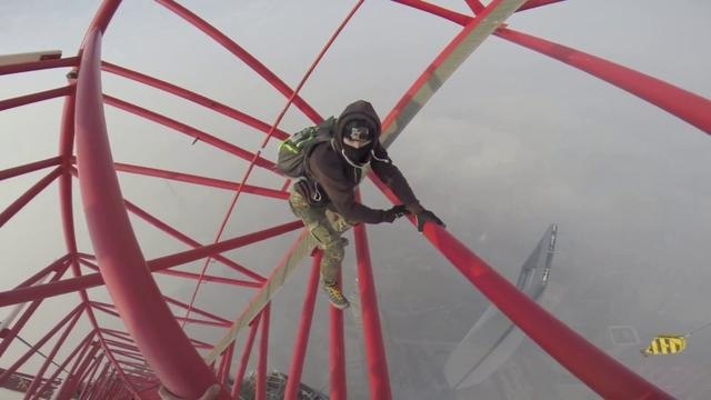 Crazy russian guys climbing the Shanghai Tower - Parkour at 650 meters!