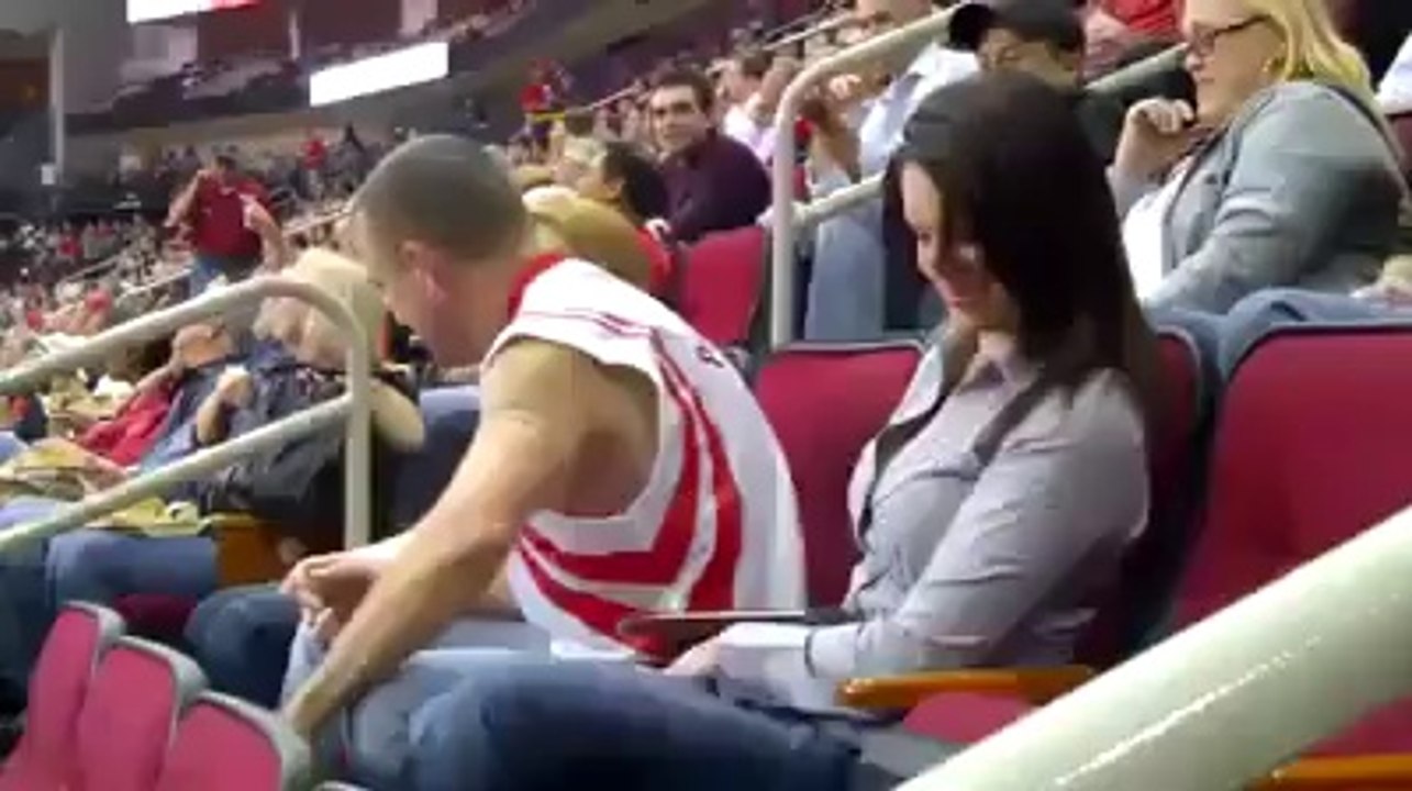 Queste persone stanno guardando una partita. Ma guardate cosa succede