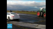 Course de slalom, qui gagnera : le tracteur ou la Porsche ?