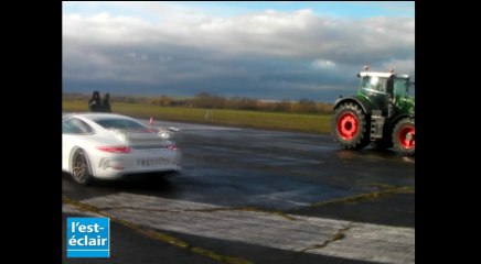 Course de slalom, qui gagnera : le tracteur ou la Porsche ?