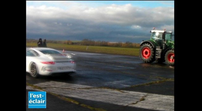 Course de slalom, qui gagnera : le tracteur ou la Porsche ?