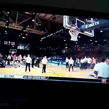 Stephen Curry marque 3 paniers du milieu du terrain de suite