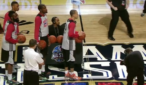 Stephen Curry marque trois tirs à trois points de suite du milieu du terrain