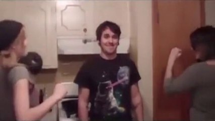 2 Girls, 1 silly - 2 Chicas y 1 tonto