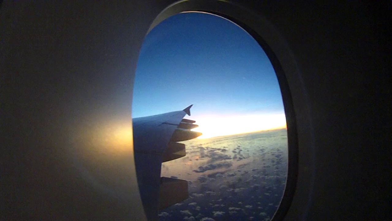 vol au dessus des nuages au coucher de soleil