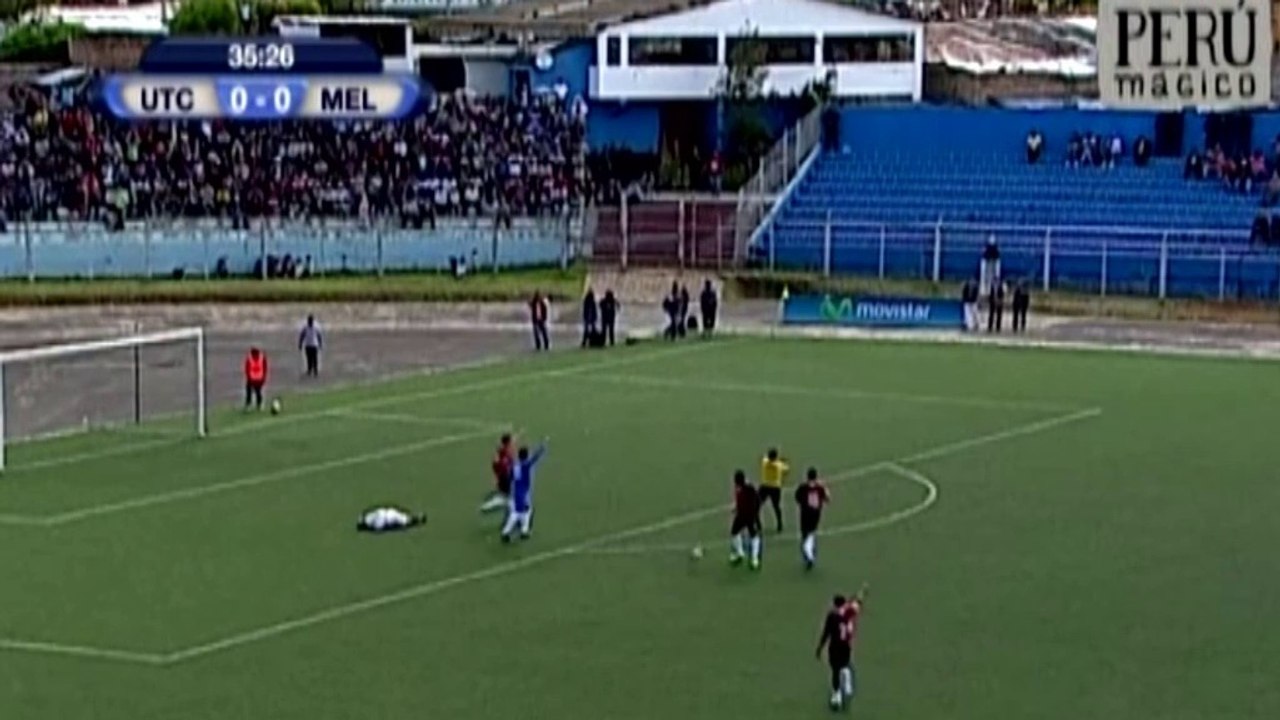 Calcio volante del portiere, attaccante in barella!