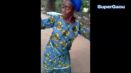 Une vieille ki lou le Seigneur en dansant