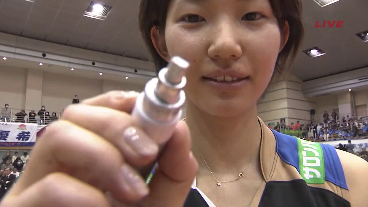 Yuki Ishii signs autograph on lens