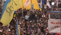 Los opositores ucranianos desalojan los edificios oficiales para que se implemente la ley de amnistía