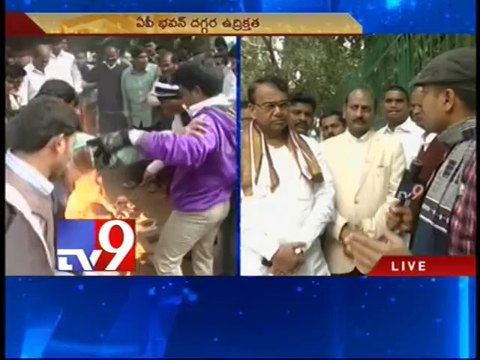 High tension at Delhi AP Bhavan as Telangana activists tries to burn Lagadapati's effigy