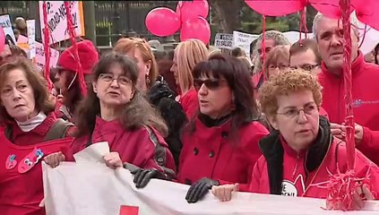 La 'Marea blanca' celebra la marcha atrás en la privatización de la sanidad madrileña con prudencia