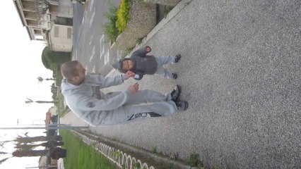 Matteo marche avec son papa