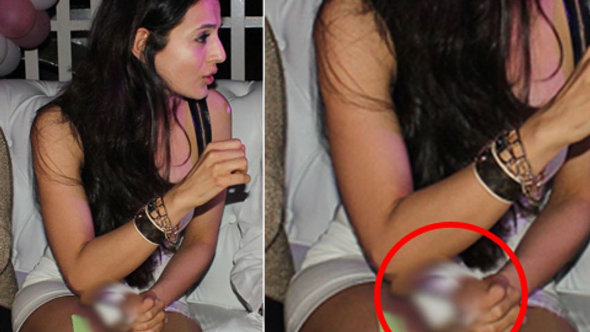 OMG - Ameesha Patel's Shocking Wardrobe Malfunction - video Dailymotio...
