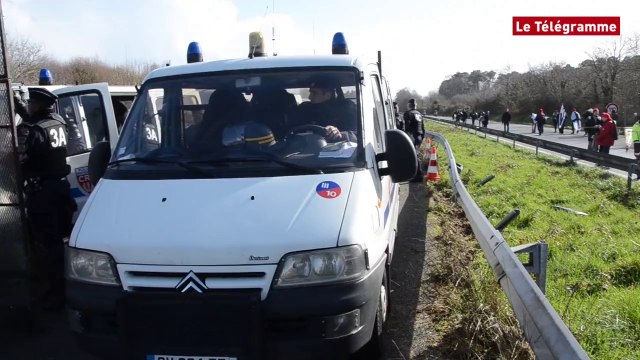 Brec'h (56). 500 Bonnets rouges sous le portique écotaxe