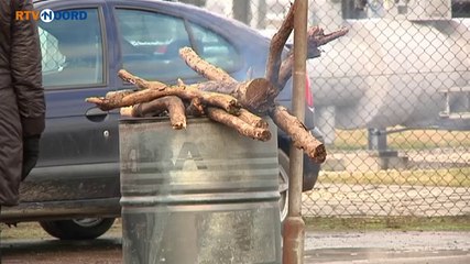 Groningse vlag en spandoeken bij NAM-locatie Kolham - RTV Noord