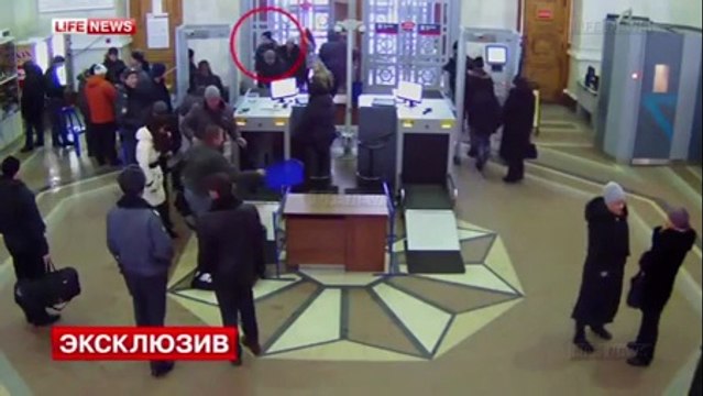 Реальное видео теракта на Волгоградском вокзале. (Обратите внимание куда смотрят полицейские перед взрывом...)