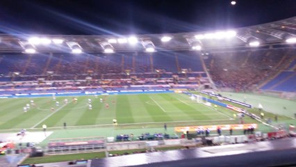 Roma Sampdoria - Uno spettatore speciale alla visione delle curve vuote.