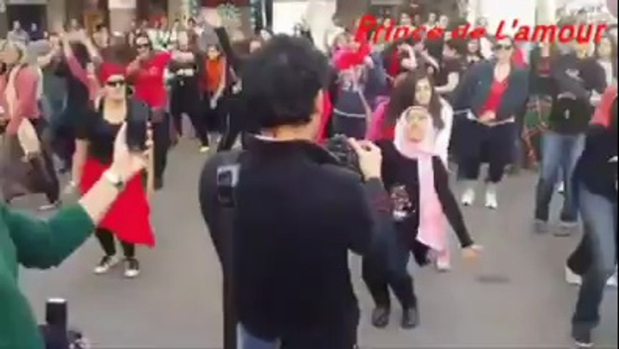 فتيات رقصن بشكل مفاجيء أمس الجمعة في منطقة الكوربة في مصر الجديدة  وقد رقصن على أنغام أغنية “اكسري السلاسل” أو BREAK THE CHAIN