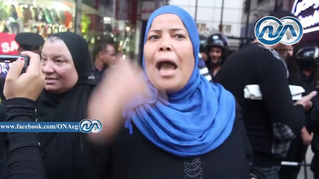 متظاهرون أمام سينما راديو : هنوريك يا باسم ستات مصر والبيادة بتاعه أقل عسكري أحسن منك