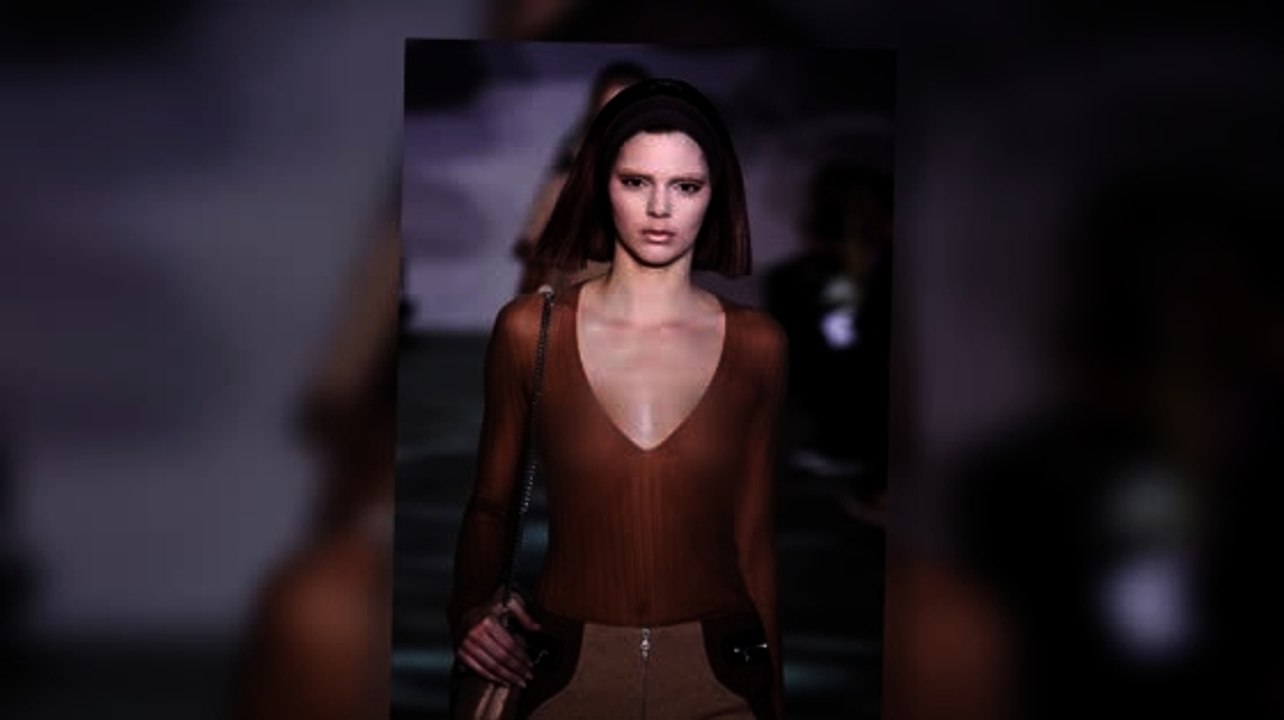 Kendall Jenner défile dans un top transparent