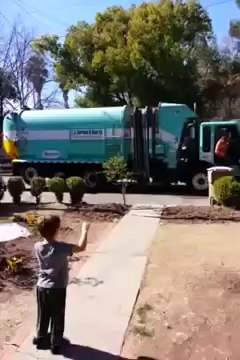 Un éboueur fait une surprise à un enfant autiste qui le regarde passer toutes les semaines