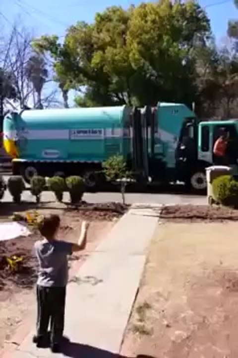 Un éboueur fait une surprise à un enfant autiste qui le regarde passer toutes les semaines