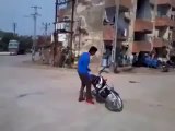 Un Indien fait le con avec sa moto dans le mauvais quartier