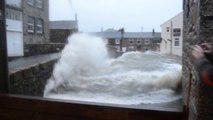 Une vague géante submerge un pont en Angleterre