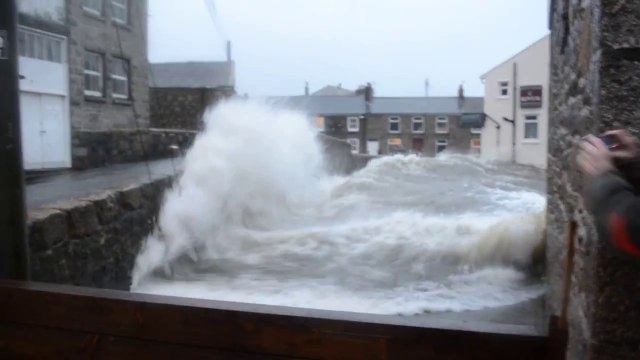 Une vague géante submerge un pont en Angleterre