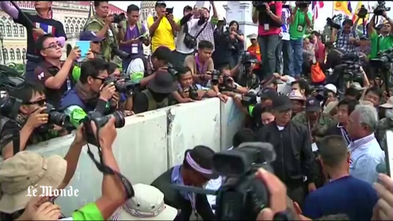 Thaïlande: les manifestants construisent un mur autour du siège du gouvernement