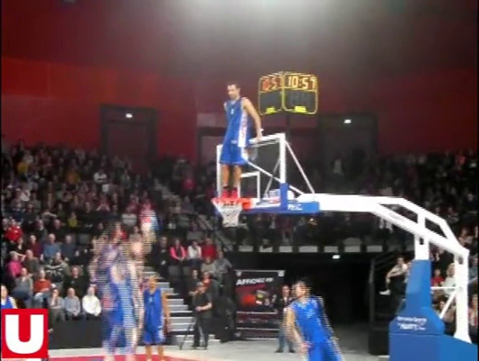 Admirez les "crazy" paniers des leaders du basket acrobatique