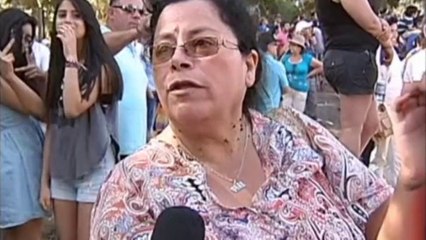 Chileans sling tomatoes at each other in annual "tomato war"