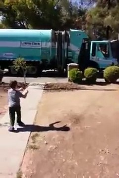Belle surprise pour cet enfant autiste qui adore les camions! Emouvant!