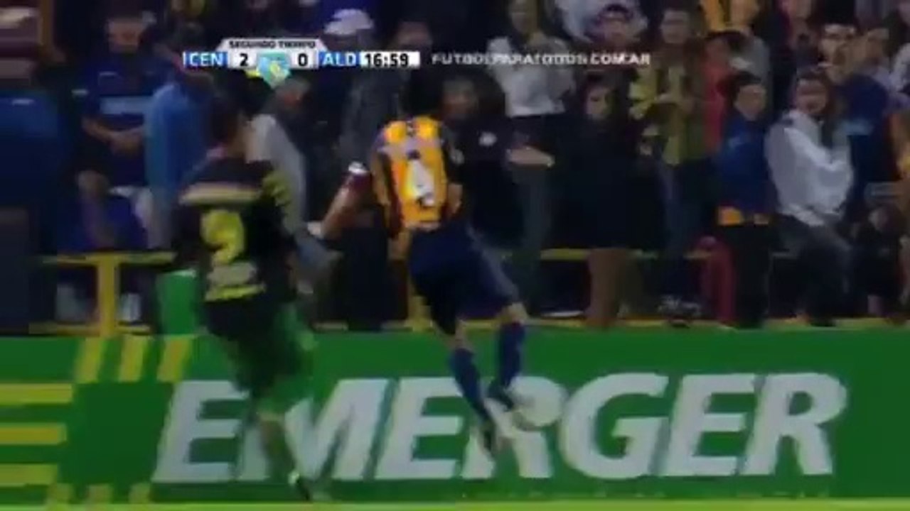 Polis köpeği auta giden topu işte böyle karşıladı