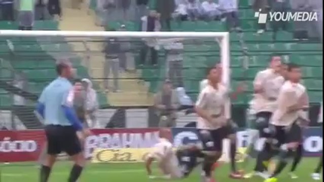 Si sdraia per non far passare la palla sotto la barriera, ecco lo schema anti punizione