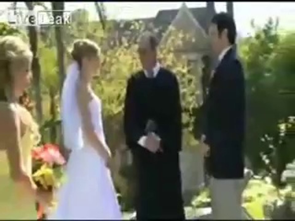 Sembra un normale matrimonio. Ma guardate cosa succede all'improvviso