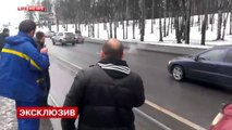 Gun shooting between two drivers in russia... Dumbest guy ever!