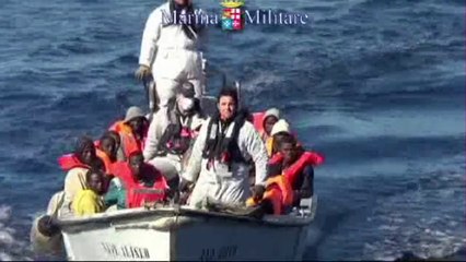 Descargar video: Imigrantes são resgatados no Mediterrâneo