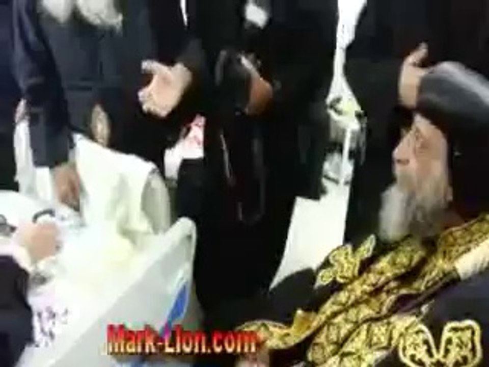 Le Pape Tawadros rend visite à Abouna Fanous