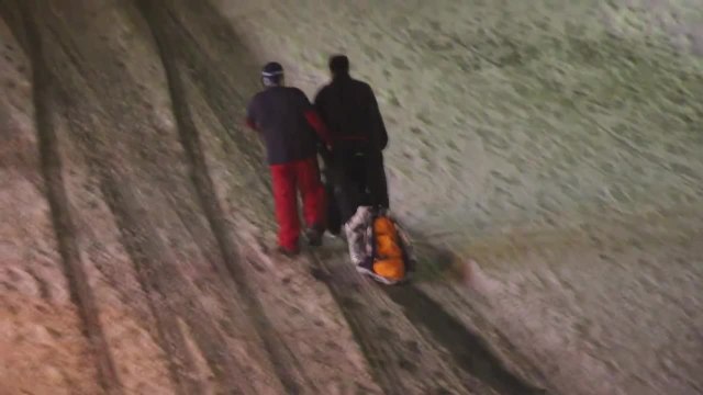 Traîner son pote bourré dans la neige