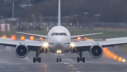 هبوط طائرة باعجوبة رغم سوء الأحوال الجوية‎.