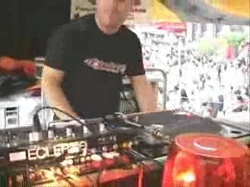 Atomik-V mix @t technoparade 2006 part 2