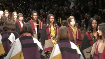 Burberry deja atrás la gabardina