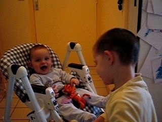 Kélian fait rire Clem dans chaise