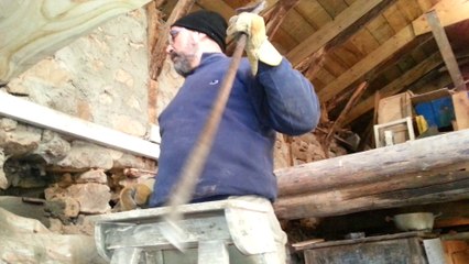 pose de la 1ère poutre du plancher au moulin de Raoul (Ardeche)