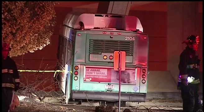 Un bus arrache des arbres et traverse un bâtiment