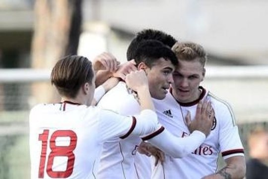 Une pépite du Milan AC s'offre un but exceptionnel !